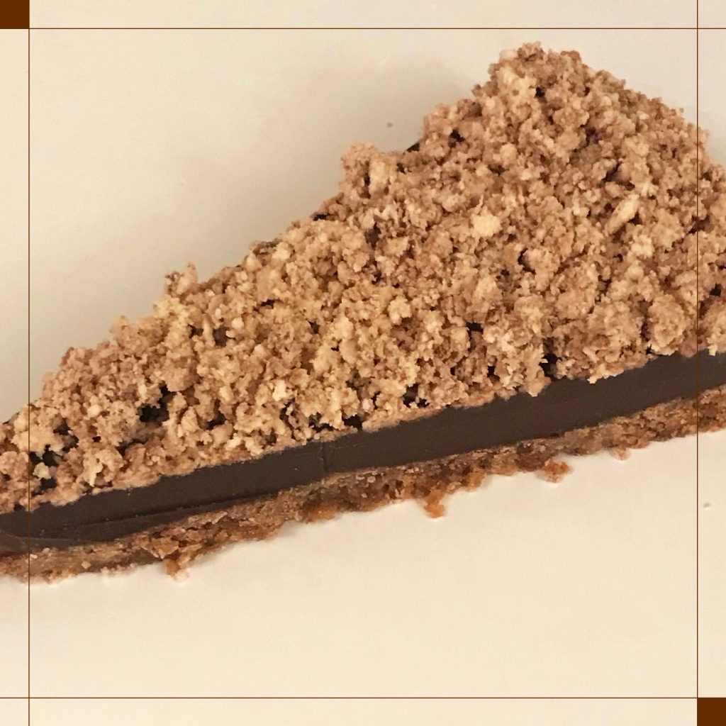 Σοκολατένια τάρτα με Ταχίνι κακάο και Χαλβά σοκολάτα της Χαλβαδοποιίας Κρήτης.