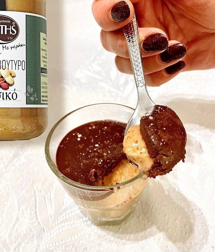 ΚΡΕΜΑ ΦΥΣΤΙΚΟΒΟΎΤΥΡΟΥ ΜΕ ΑΛΑΤΙΣΜΕΝΗ ΓΚΑΝΑΣ ΣΟΚΟΛΑΤΑΣ